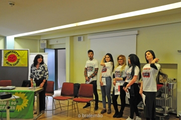 Birgit Ebel mit Jugendlichen von Extremdagegen, u.a. mit Rezan Bayman, Zülal Yazici und Berfin Yazicioglu